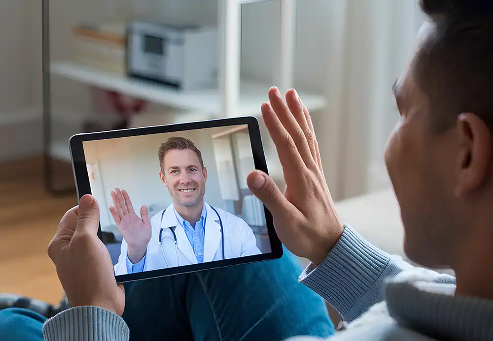 Profesional de la salud utilizando AV Medicina Virtual