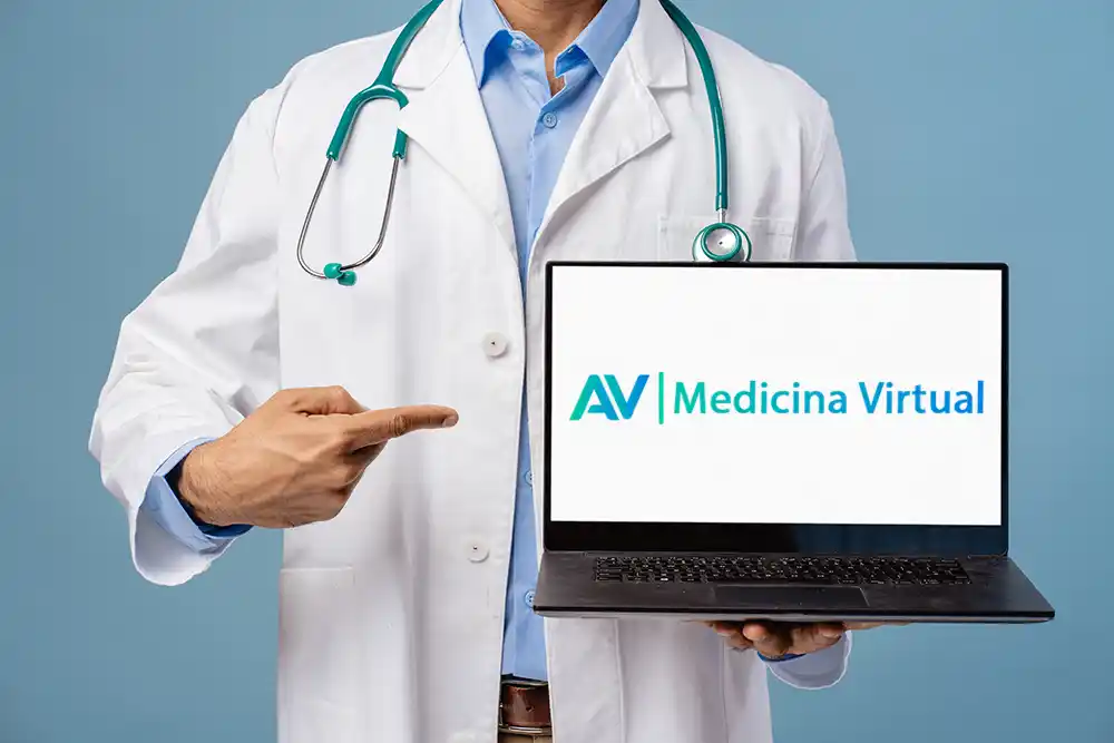 Profesional de la salud utilizando AV Medicina Virtual